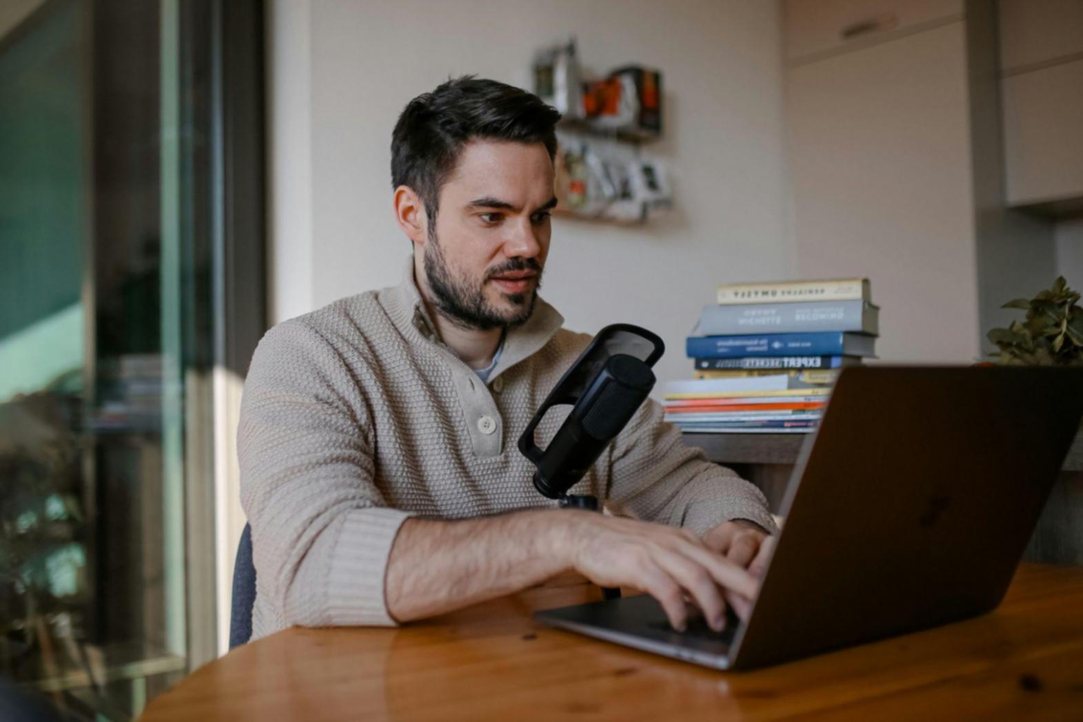 Moderne Büroumgebung mit Finanzdiagrammen und Planungsunterlagen