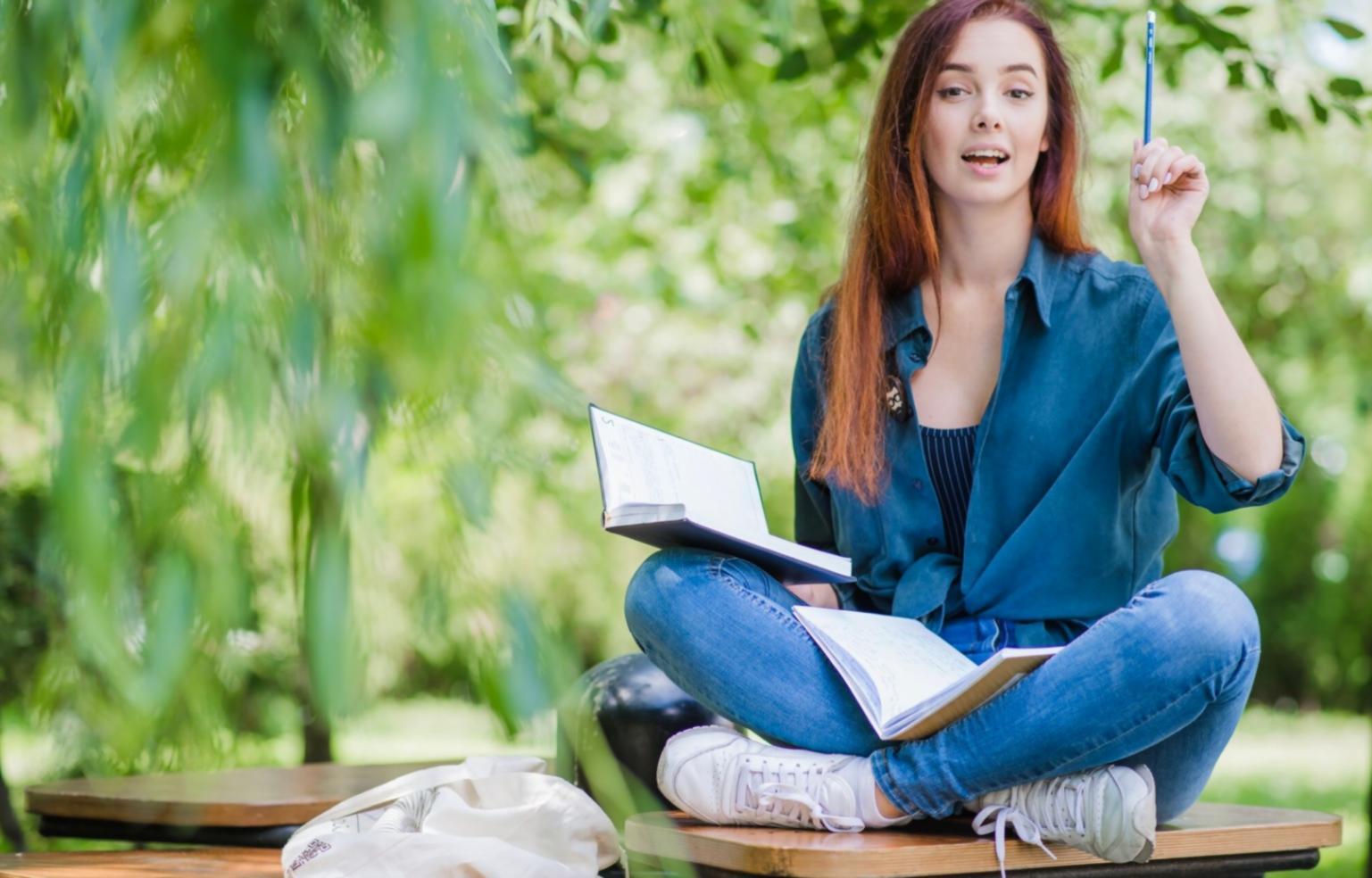 Professionelles Beratungsgespräch über Budgetplanung in modernem Büroumfeld