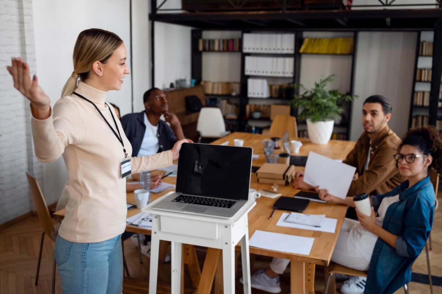 Team bei der Entwicklung von Finanzworkflows